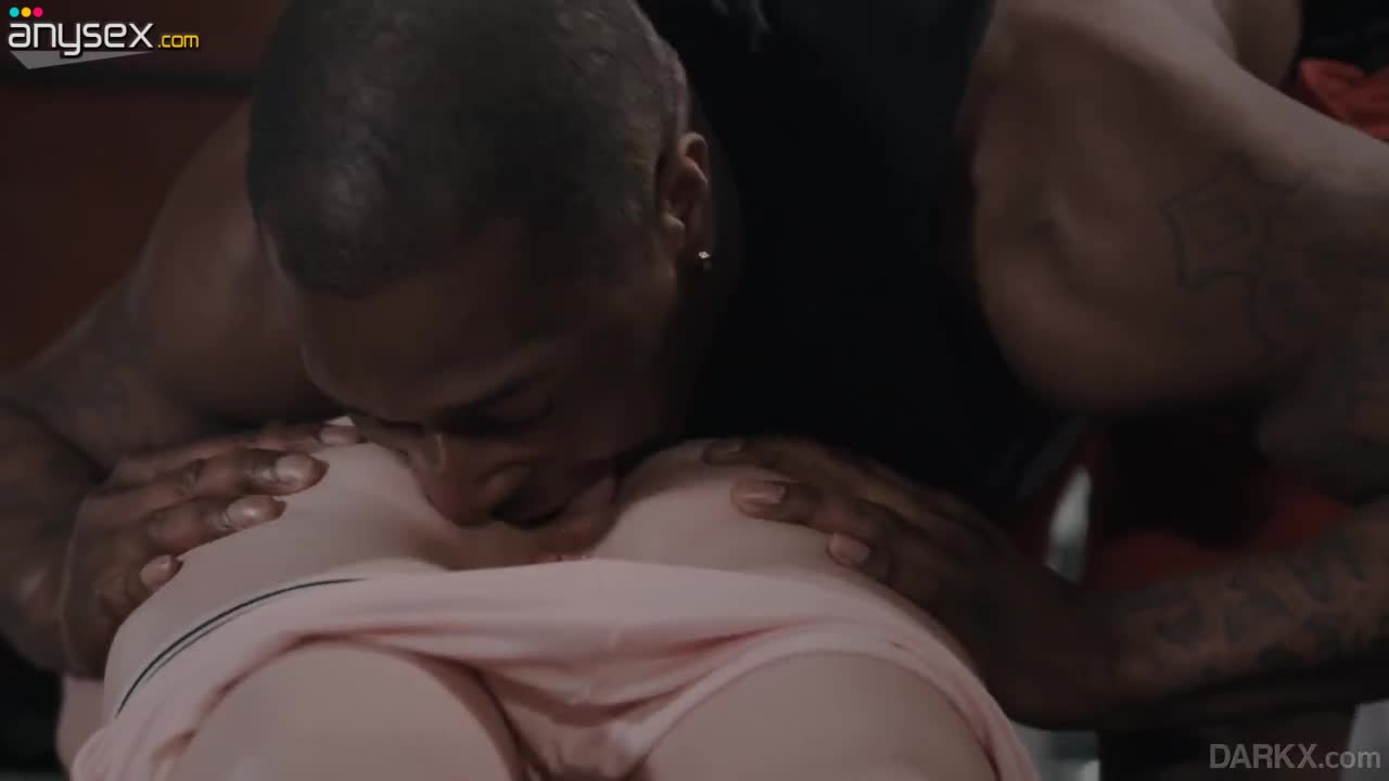 Black beefcake trainer fucks a short blonde cutie in the gym Free Porn Videos | ePornAny.