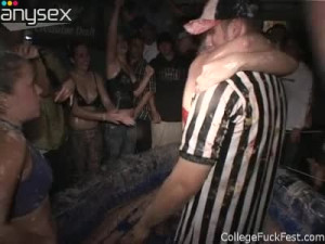 The hottest girl in college is getting kinky during party