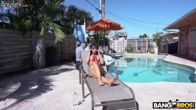 Full natural busty babe Marilyn Mansion gets laid by the pool
