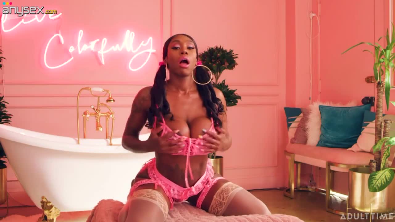 Ebony webcam slut Mystique is playing with her favorite sex toys Free Porn Videos | ePornAny.