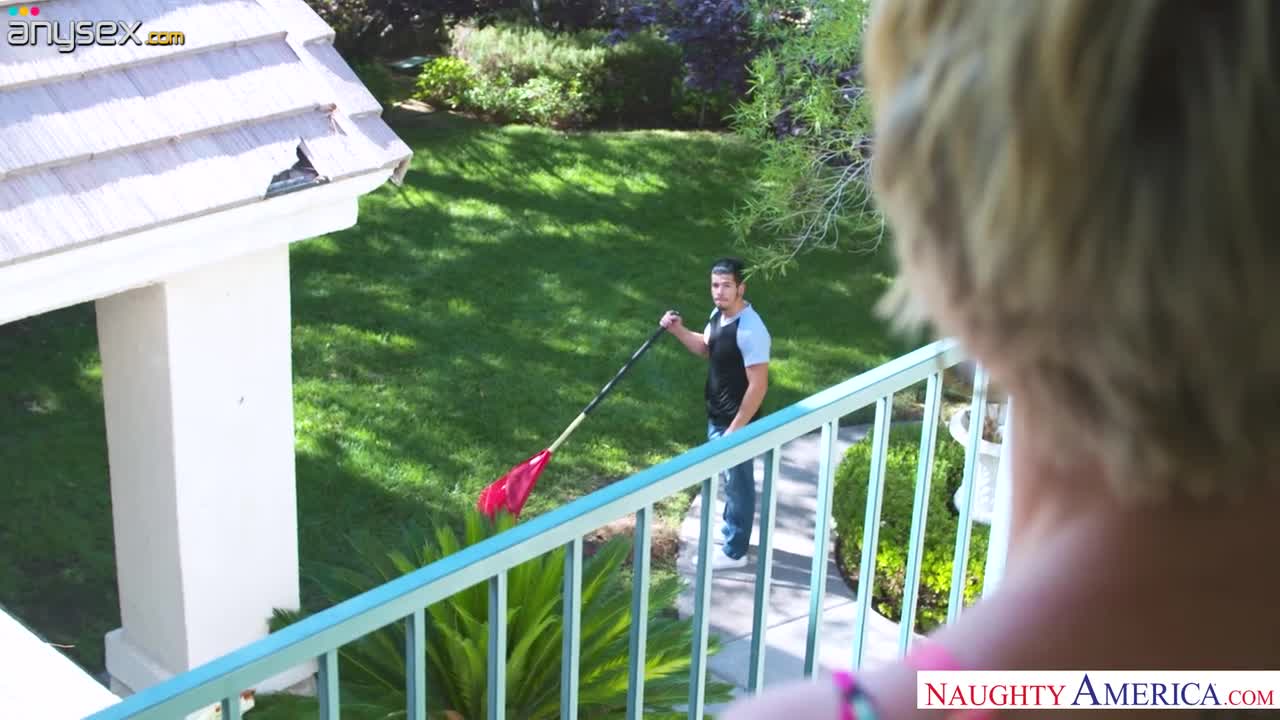 Super sexy elder woman Dee Williams bangs young gardener while husband is on a business trip Free Porn Videos | ePornAny.