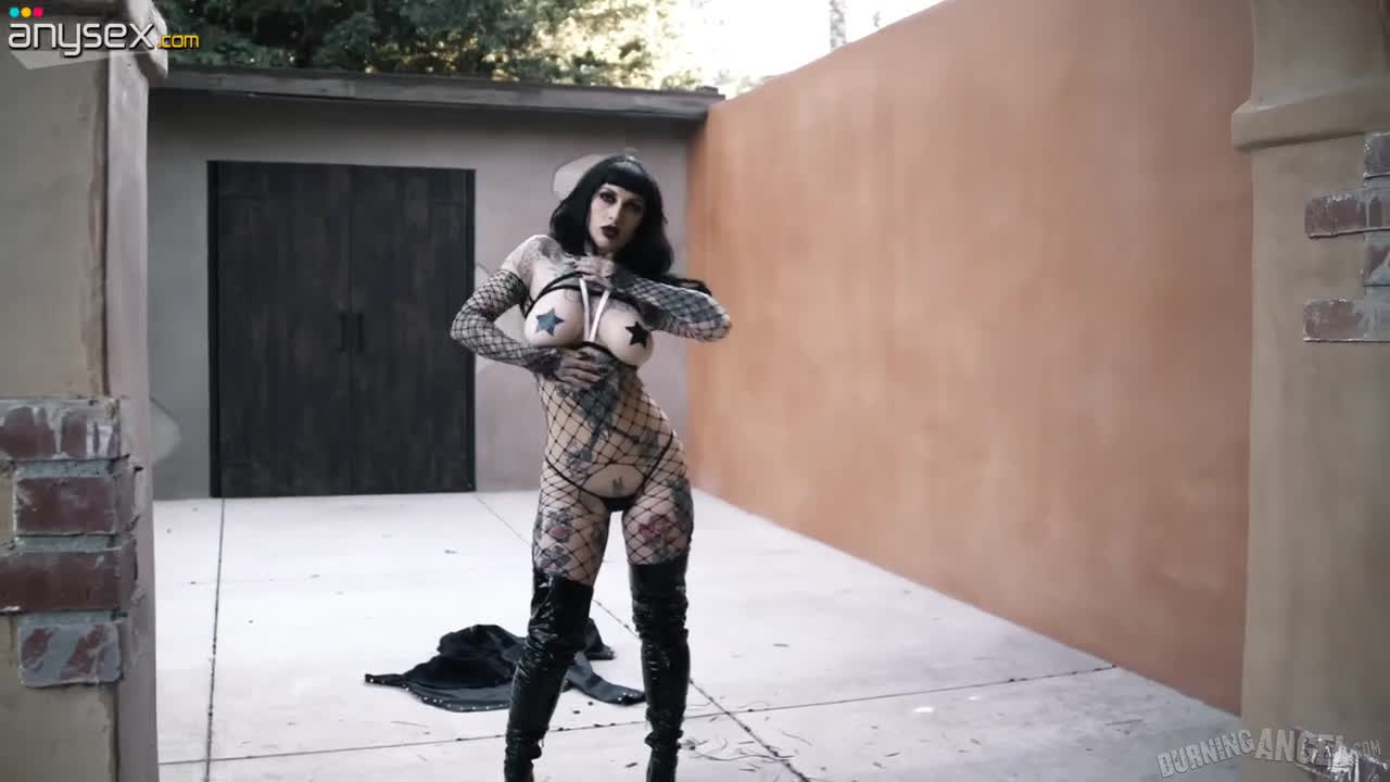Goth bitch Jessie Lee gives her head and gets fucked hard Free Porn Videos | ePornAny.