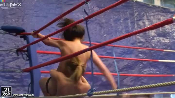 Real nude fighters Lisa Sparkle & Linda Ray are in the ring Free Porn Videos | ePornAny.