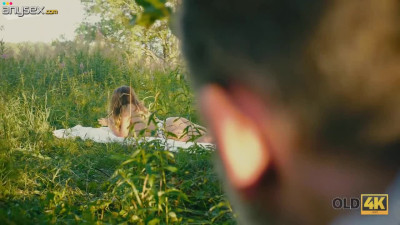 Picnic with the stepdaddy was too sensual and made the girl want to swallow