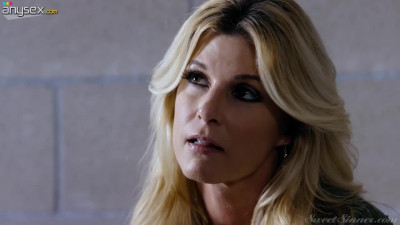 Young handsome dude is dating super sexy mature prisoner India Summer