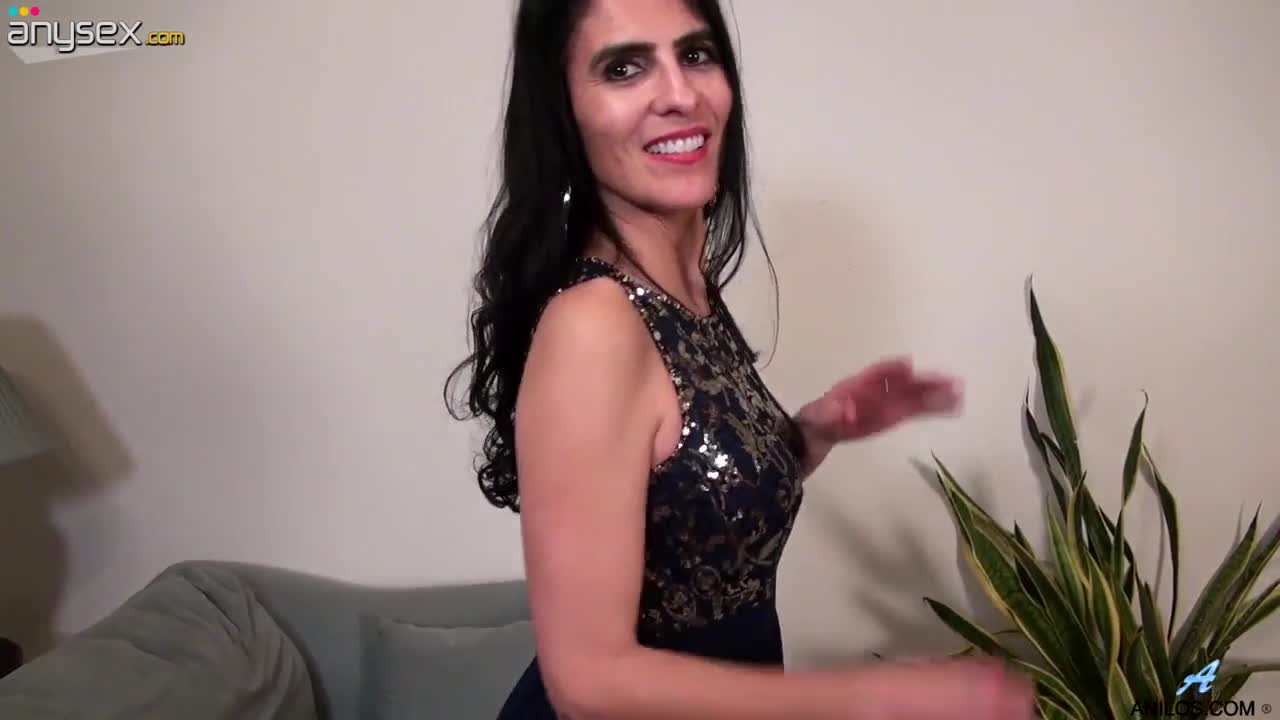 Sexy mature woman Theresa Soza is masturbating her wet insatiable slit Free Porn Videos | ePornAny.