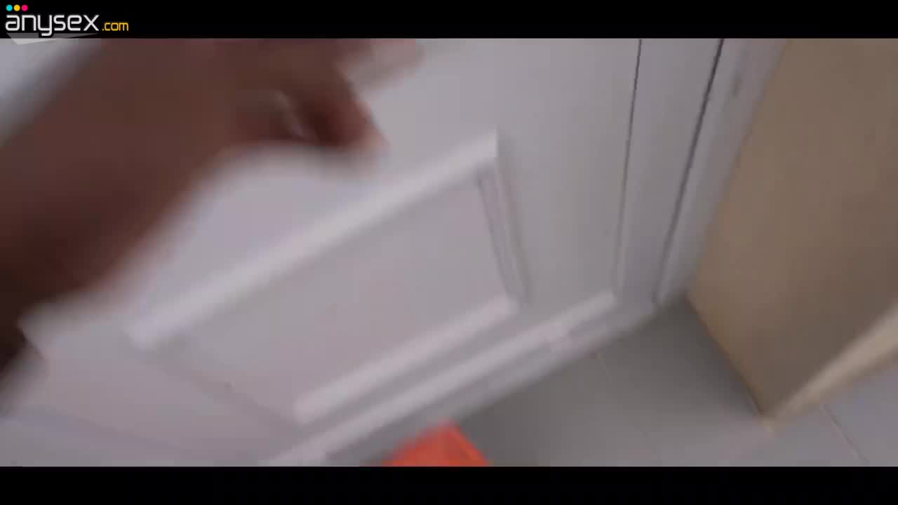 Kinky bitch with big boobies seduced plumber and offered her cunt Free Porn Videos | ePornAny.
