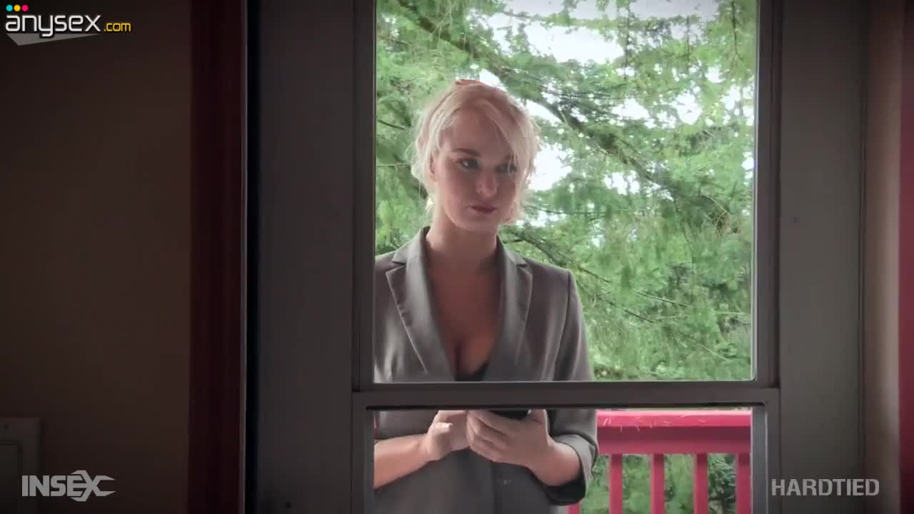 Blonde London River gets her pussy punished by one kinky netxdoor dude Free Porn Videos | ePornAny.