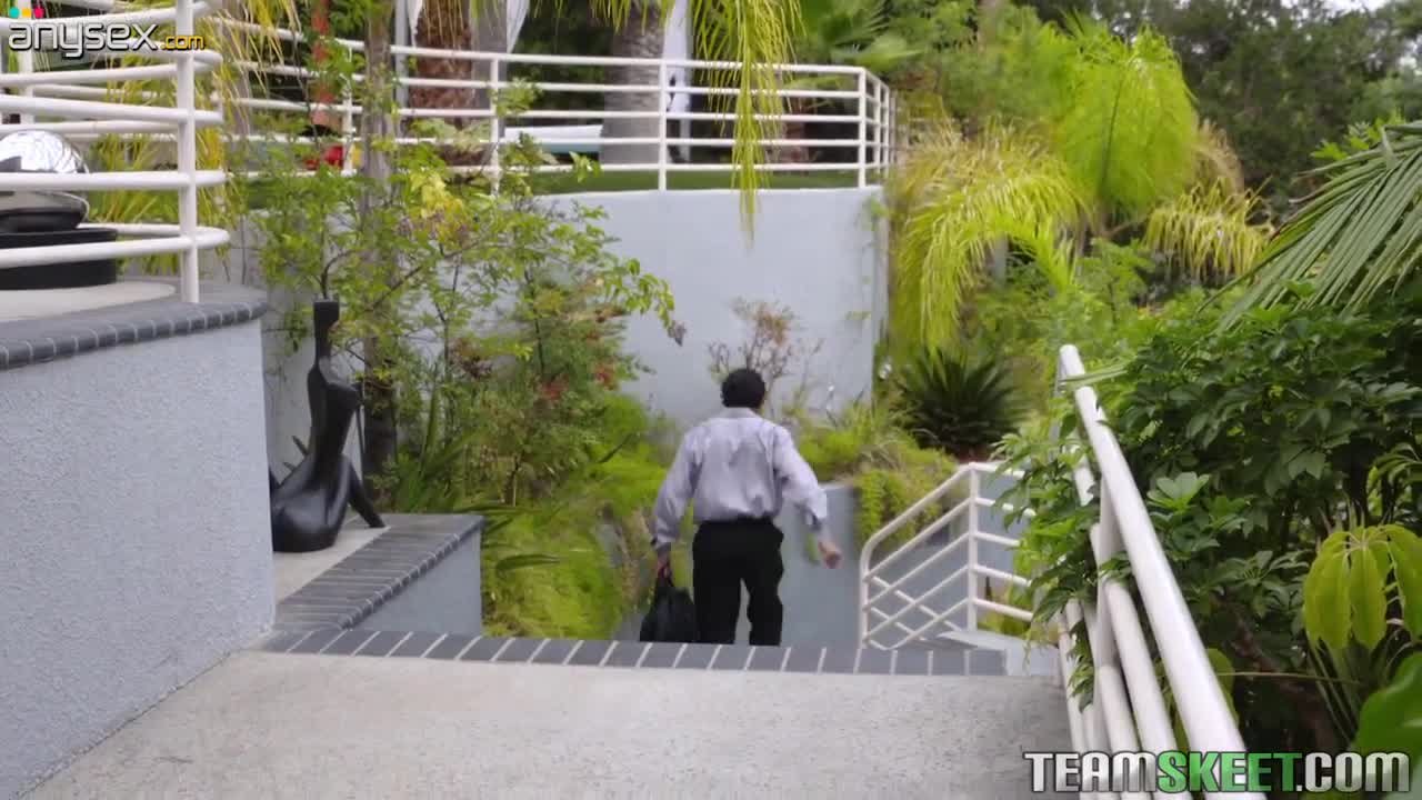 Addicted to sex babe Audrey Royal seduces a new neighbor Free Porn Videos | ePornAny.
